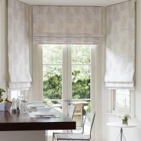 Myke beige gardiner av romersk type