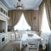 Klassisk kjøkken med italienske gardiner