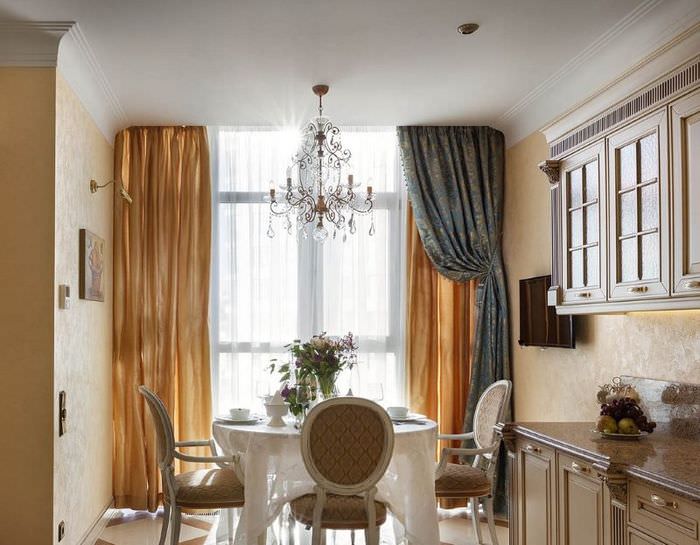 To-tone gardiner i interiøret i et klassisk kjøkken