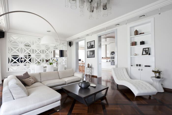 Biele steny v modernej obývacej izbe