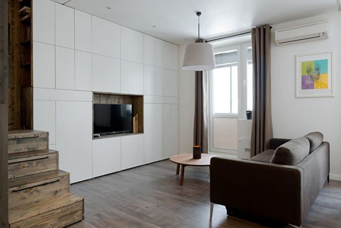 Inbyggda möbler i ett minimalistiskt vardagsrum