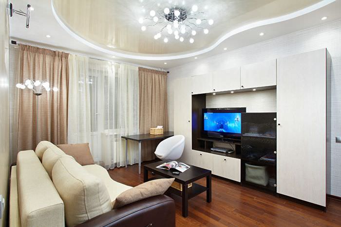 Sträcktak med en blank yta i vardagsrummet i en modern lägenhet