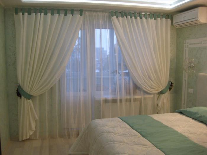 וילונות טול שקופים על חלון חדר השינה