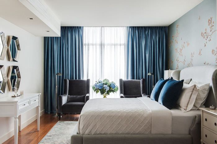 וילונות כחולים כהים בעיצוב חדר השינה