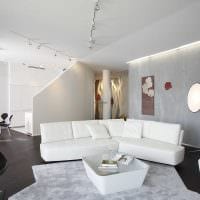 Option eines schönen dekorativen Putzes im Inneren einer Wohnung unter Betonfoto