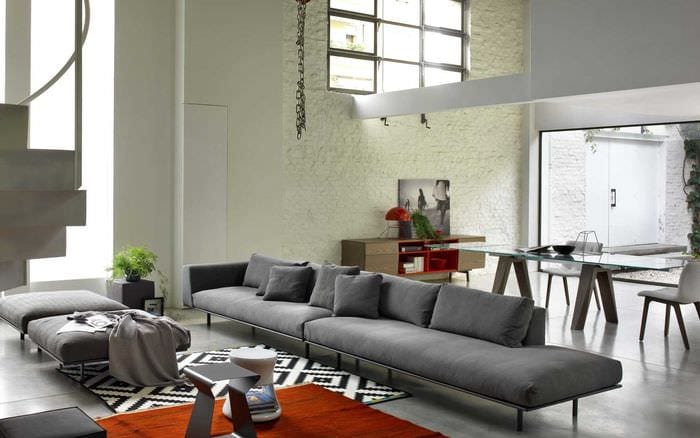 идеята за необичаен дизайн на апартамент с диван