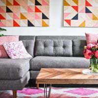 опция за красив дизайн на апартамент със снимка на диван