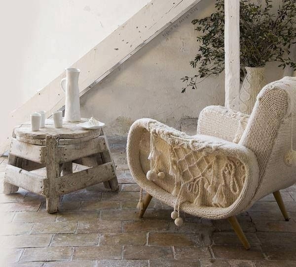 Møbler-terrasse ideer sofa-hvid uld-rustikt sidebord