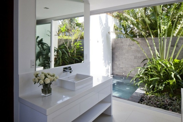 Badeværelse-i-hvidt-med-glidende-væg