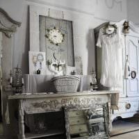 kirkas makuuhuoneen suunnittelu vintage -tyylisessä kuvassa