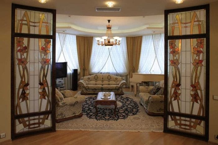malované vitráže v designu obývacího pokoje
