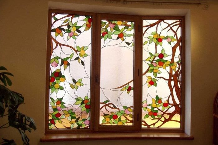 pískované vitrážové okno v interiéru ložnice