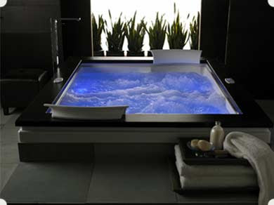 moderne jacuzzi med blå belysning
