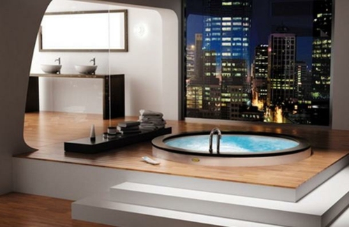 moderne jacuzzi med betagende udsigt