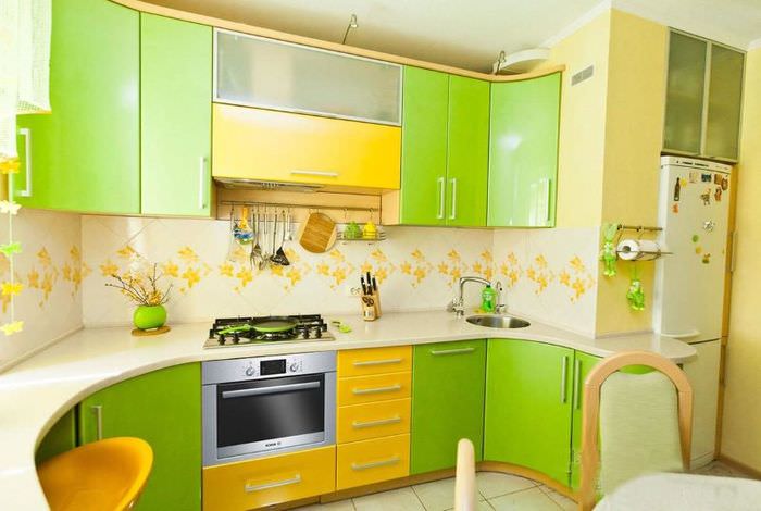 Kuchynská zostava so žltozelenými fasádami