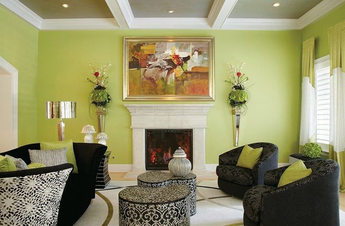 Sorte møbler i stuen med lysegrønne vægge