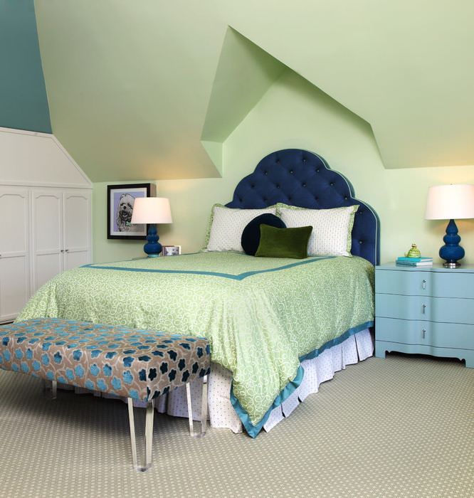 Lofts soveværelse med grønt loft