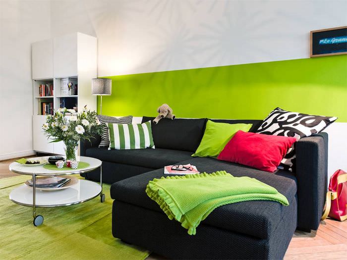 Kombinácia zelenej s čiernou v interiéri obývačky