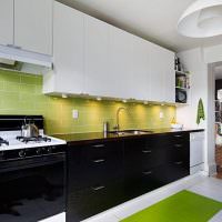 Lysegrønt forklæde i et lineært køkken