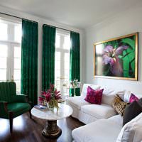Smaragdové závesy v bielej obývačke