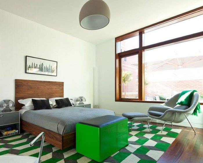 Lyst soveværelse interiør med grønne accenter