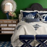 Ottomaner ved sengen med blå polstring