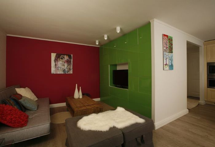 Červeno-zelená kombinácia farieb v interiéri obývačky