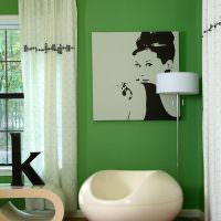 Biele závesy v miestnosti so zelenými stenami