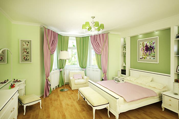 Grønne gardiner i et klassisk soveværelse
