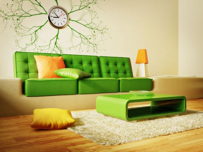 Orange pude på en grøn sofa