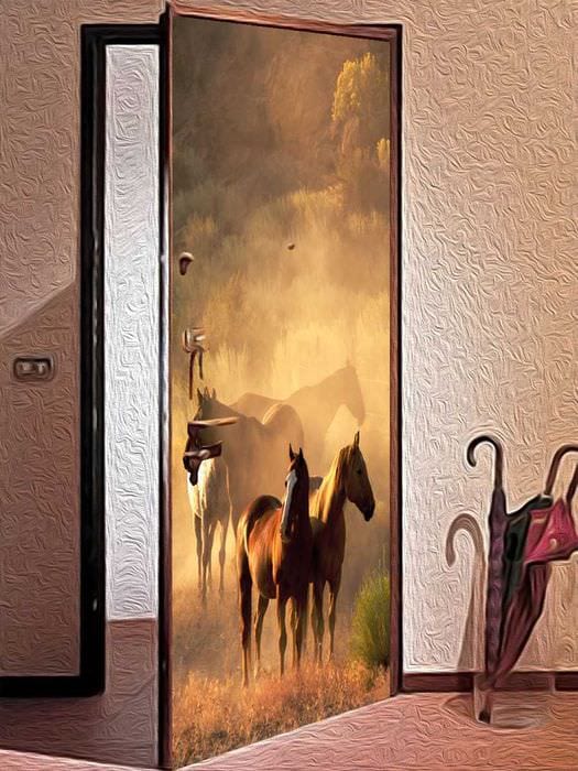 עיטור יפה של דלתות כניסה עם חומרי גרוטאות