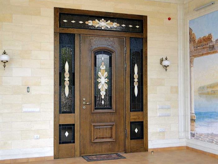 neobvyklý dizajn vstupných dverí s improvizovanými materiálmi