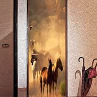 originálna dekorácia dverí s fotografiou z improvizovaných materiálov