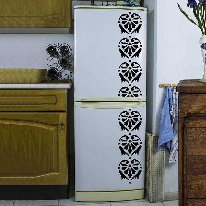 myšlenka neobvyklé dekorace chladničky v kuchyni