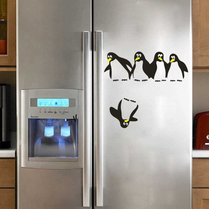 možnost světlé dekorace chladničky v kuchyni
