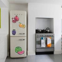 myšlenka neobvyklého designu chladničky na kuchyňské fotografii