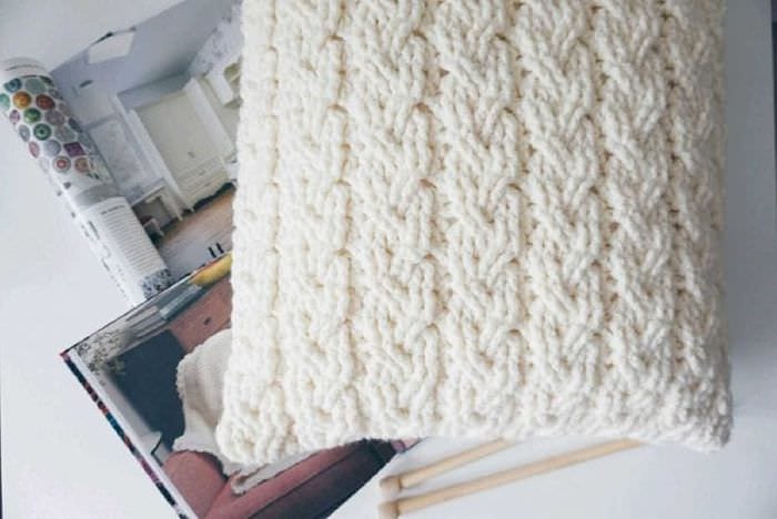 perne tricotate în interiorul apartamentului