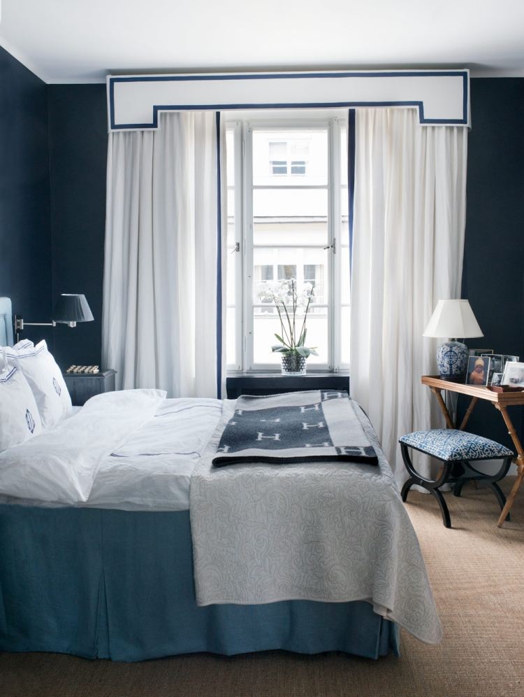 vægfarver i soveværelset petrol-blå-hvide-gardiner-tæppe-seng-chic