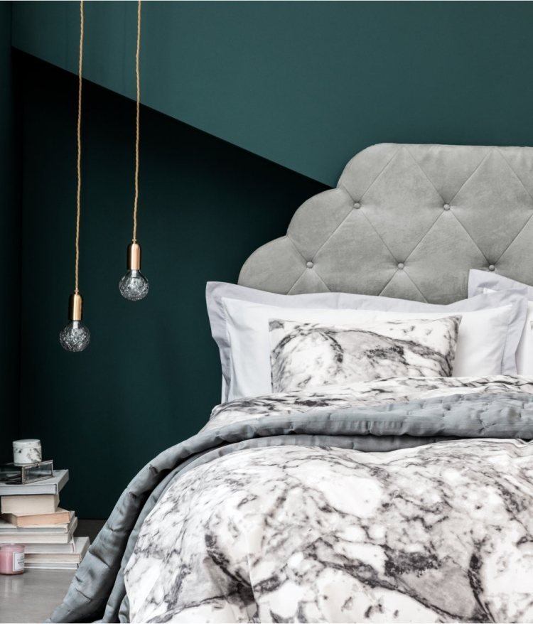 vægfarver i soveværelset petrol grøn-grå-sengelinned-marmor-effekt-sengegavl betrukket
