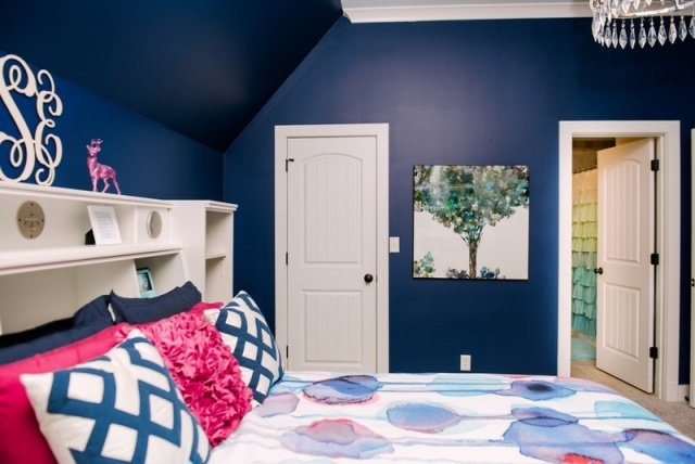 soveværelse-farve-design-mættet-blå-tone-vægge-sengetæppe-vand farve