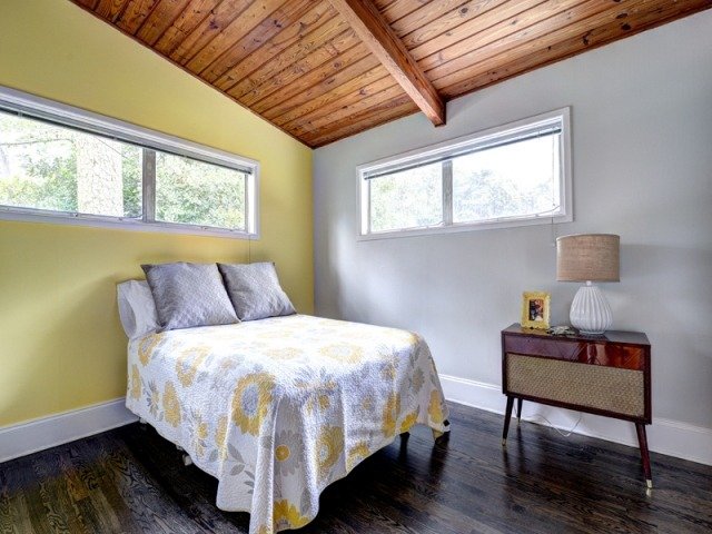 væg-design-med-farve-soveværelse-mørkt-parket-vægge-gul-grå