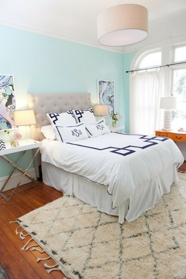 soveværelse-himmel-blå-vægge-møblering-ideer-trægulv-lys-tone
