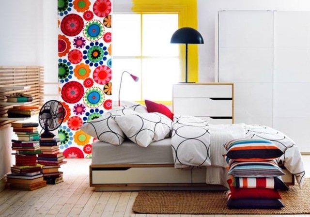 vægfarve-ideer-moderne-mønster-soveværelse-seng-kommode-puristisk