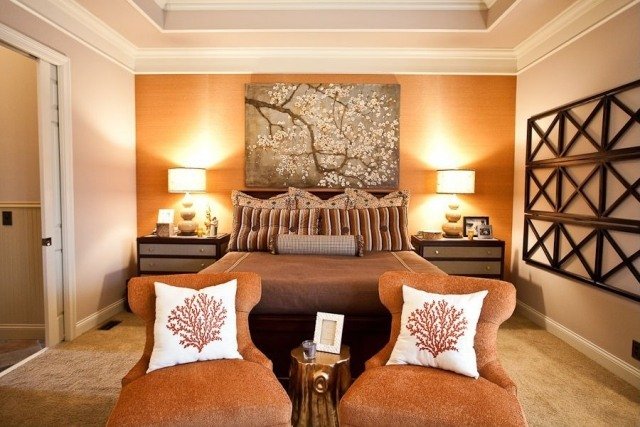 soveværelse-væg-dekoration-kirsebærtræ-slappe af-lænestol-varme-farve-palet-smide puder