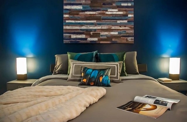 væg-farver-soveværelse-ideer-blå-led-bordlampe-grå-sengetæppe