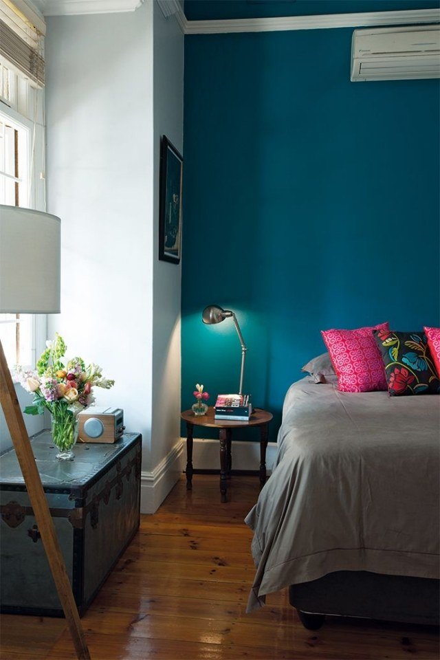 hyggeligt-soveværelse-bag-væg-mørke-blå-maleri-laminat-gulv-lakeret