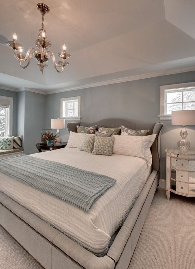 polstret seng-udtræksseng-soveværelse-væg-blå-grå-blandet farve-klassisk-lysekrone