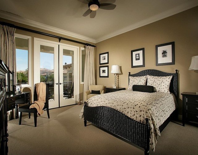 soveværelse-rotting seng-klassisk-design-vægge-sand-farvet-design