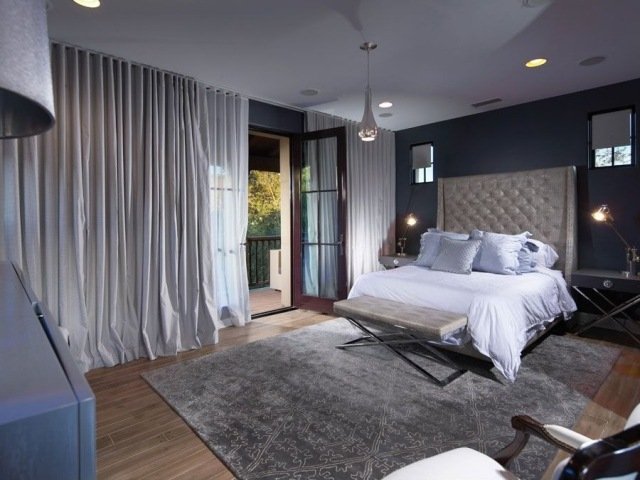 væg-farver-soveværelse-blå-mørk-sølv-gardiner-fløjl-gulv-længde