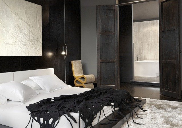 væg-farver-soveværelse-sort-lakeret-træ-paneler-abstrakt-væg-kunst